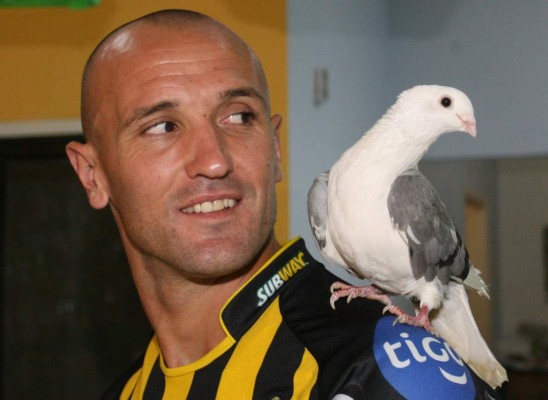 ¡Unas libras menos y poco pelo! Así lucía 'Palomo' Rodríguez a su arribo a Honduras en 2010