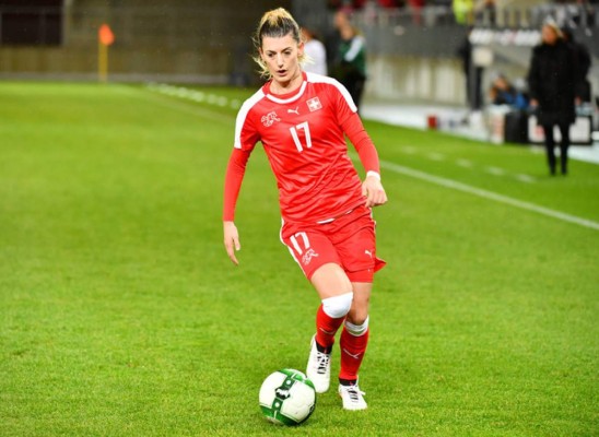 Conmoción: Desaparece jugadora de la selección de Suiza mientras nadaba en un lago