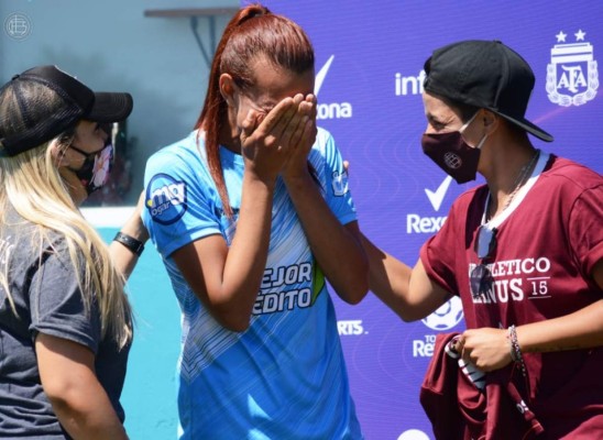 Con número de crack y el gesto que le sacó lágrimas: Así fue el debut de la primera futbolista transgénero