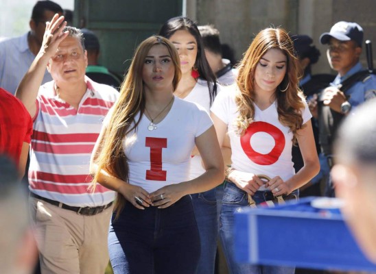 ¡Bellezas! El Yankel Rosenthal se viste de gala y nos muestra a sus muñecas