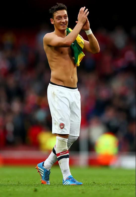 “Está hecho una bestia”: la tremenda transformación física de Mesut Özil tras el retiro del fútbol