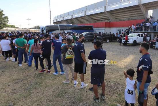 Largas filas que aguardan para ingresar al Carlos Miranda de Comayagua.