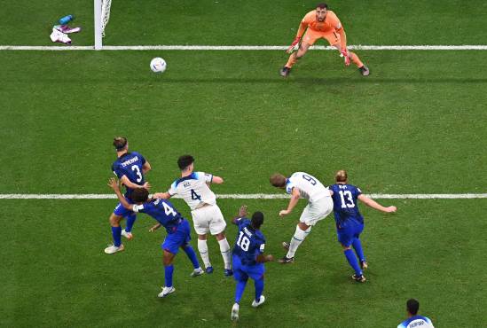 Harry Kane erró en el descuento una clara oportunidad de cabeza que pudo ser el 1-0 para Inglaterra.