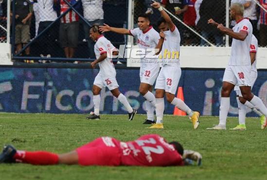 Huele a tetracampeón: Olimpia borra al Real España con la magia de Jorge Álvarez y acaricia la copa 34