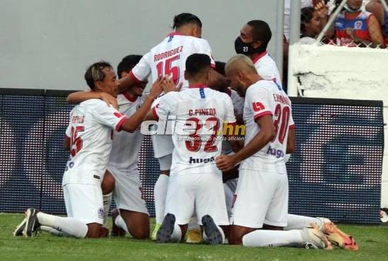 Huele a tetracampeón: Olimpia borra al Real España con la magia de Jorge Álvarez y acaricia la copa 34