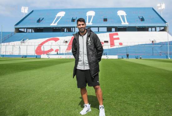 Luis Suárez regresa a su casa. Fue en el Nacional de Uruguay donde debutó de manera profesional.