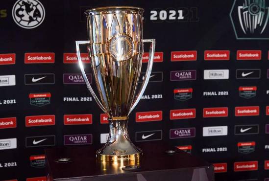 El trofeo que 16 equipos buscarán en la última Champions de Concacaf bajo este formato.