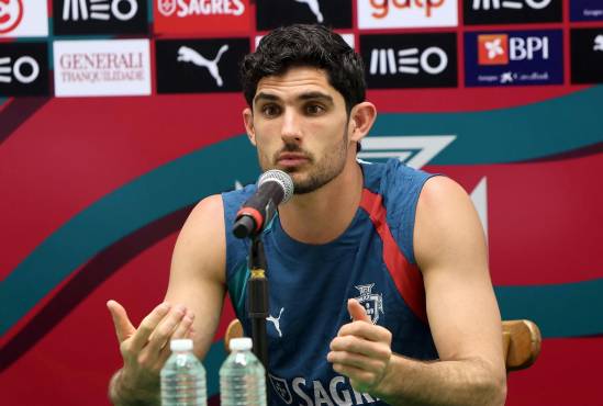 El jugador Gonçalo Guedes de la Selección de Portugal habla en una rueda de prensa este miércoles, previo a un juego amistoso contra la Selección de México, en el balneario de Cancún