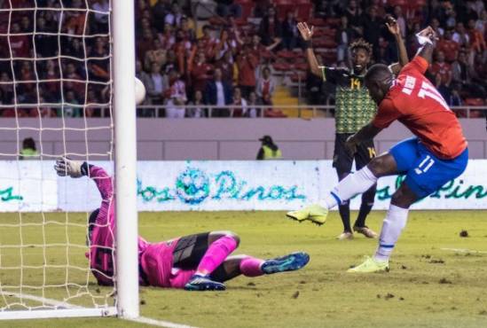 Costa Rica's Mayron George (R) kicks the ball next to Jamaica's goal keeper Jeadine White (L) during a friendly football match against Jamaica at the National stadium in San Jose City on March 26, 2019. (Photo by Ezequiel BECERRA / AFP)
