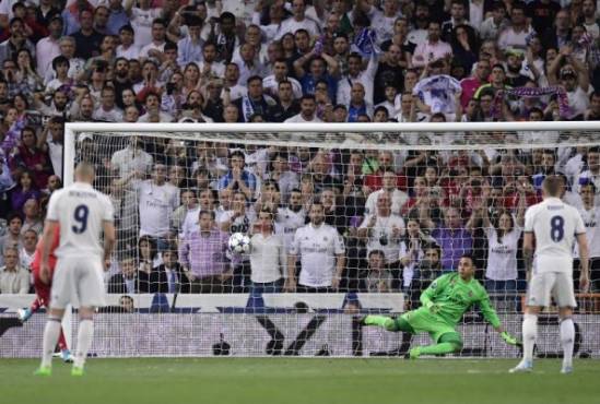 Bayern Munich's Polish forward Robert Lewandowski shoots a penalty kick to score a goal during the UEFA Champions League quarter-final second leg football match Real Madrid vs FC Bayern Munich at the Santiago Bernabeu stadium in Madrid in Madrid on April 18, 2017. / AFP PHOTO / JAVIER SORIANO