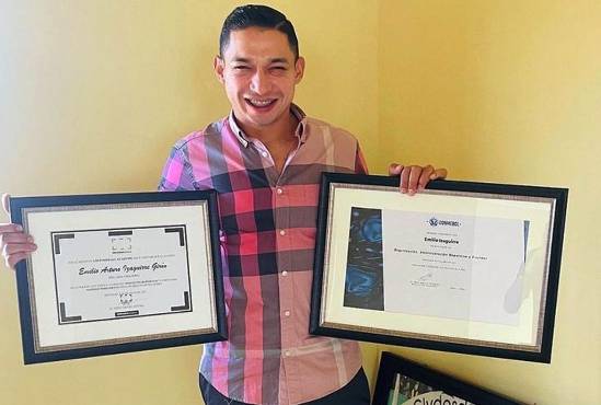 Emilio Izaguirre con sus títulos de director deportivo que sacó en Europa.