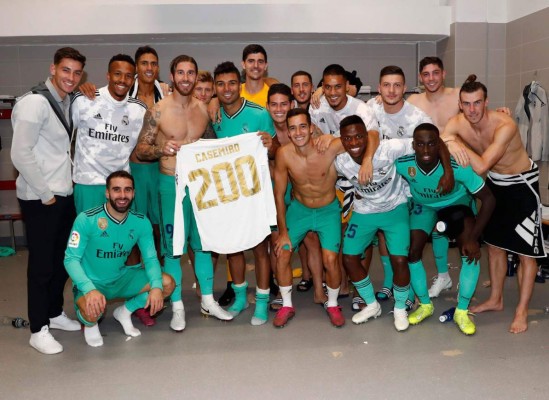 No viste en TV: Besito de Zidane a Benzema y James Rodríguez se ''estrella'' en el Sánchez-Pizjuán