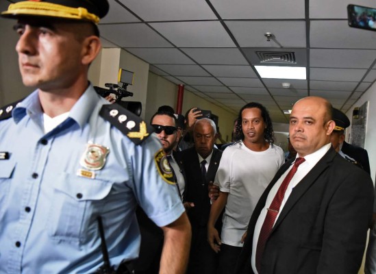 Esposado y sin su gorra: Las imágenes más duras de Ronaldinho tras recibir prisión preventiva