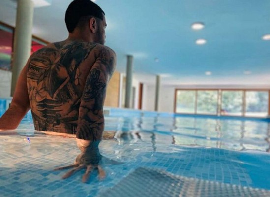 Theo Hernández, cazado en un barco con la espectacular musa de los tatuajes en Italia