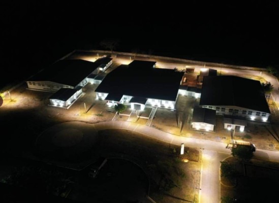 Pequeños, pero bien equipados: Dos nuevos hospitales para pacientes con coronavirus en El Salvador