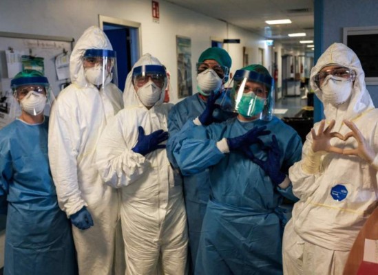Fotos: Así lucen los rostros de los doctores que luchan contra el coronavirus