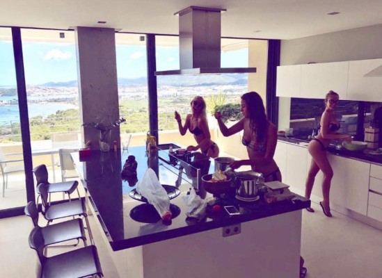 Maxi López disfruta de sus vacaciones en Ibiza con tres espectaculares modelos