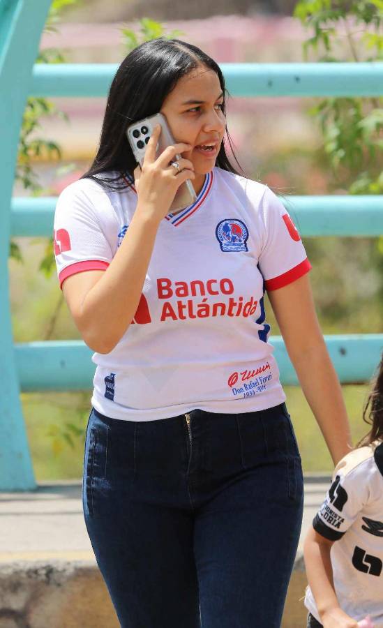 ¿Quién es la aficionada de la Máquina que se roba las miradas? Bellezas adornan la final entre Olimpia y Real España