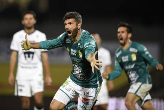 Emmanuel Gigliotti (C) of Leon celebrates his goal against Pumas during their first leg finals football match of the Mexican Apertura (Guardianes) tournament at the Olimpico Universitario stadium on December 10, 2018, in Mexico City. (Photo by ALFREDO ESTRELLA / AFP)