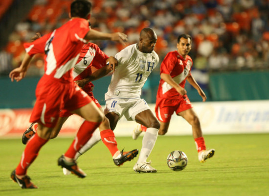 Honduras 1 vr Perú 2, en Miami el 18 de Noviembre 2009.