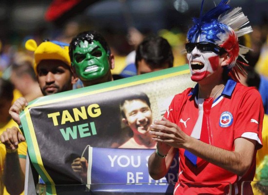 Aficionados disfrutan el Mundial a ritmo de samba.