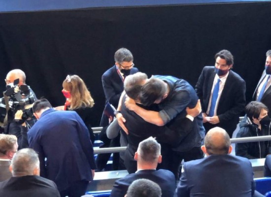 Un abrazo con signos de renovación: Laporta se reencontró con Messi en su investidura como presidente del Barcelona