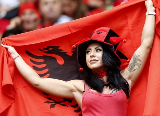 Bellas y ardientes albanesas calentaron la Eurocopa en el juego ante Francia