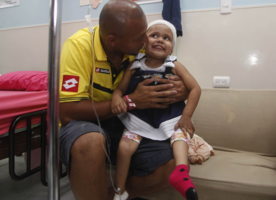 Real España le cumple sueño a niña que sufre de cáncer