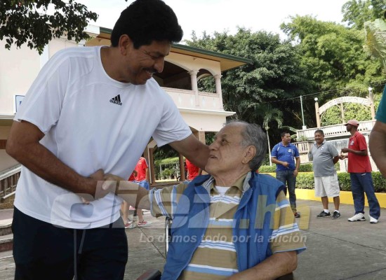 Así vive Chelato Uclés en Siguatepeque mientras se recupera