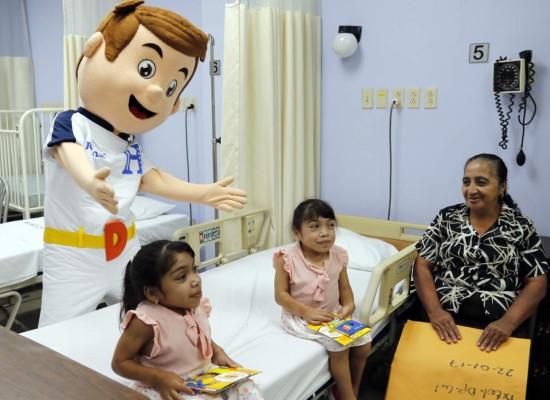 La Selección de Honduras emociona a los niños de la Fundación Ruth Paz