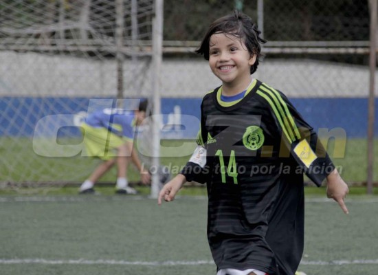 Niño hondureño exhibió regalo de Chicharito con sus compañeritos