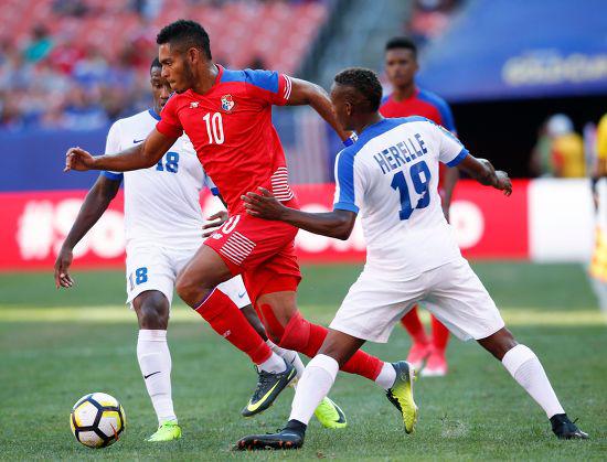 ¿Dónde la transportaban? Futbolista francés y su pareja fueron detenidos en aeropuerto con 100 kilos de cocaína