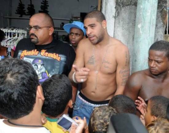 ¡La última de Adriano! Festejó su cumpleaños con una amiga y olvida a su esposa: “Envíame los papeles del divorcio”