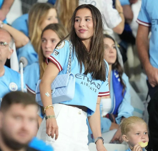 Lo tienen flechado: así festejó Haaland con su bella novia tras ganar la Champions con el Manchester City