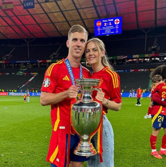 Las imágenes de Dani Olmo y su firma con el Barcelona: ¿Quién es su famosa novia? El juego donde será presentado y su dorsal