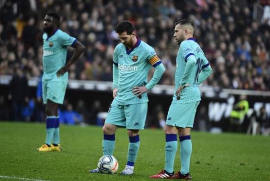 Barcelona's Argentine forward Lionel Messi and Barcelona's Spanish defender Jordi Alba react during the Spanish league football match Valencia CF against FC Barcelona at the Mestalla stadium in Valencia on January 25, 2020. (Photo by JOSE JORDAN / AFP)