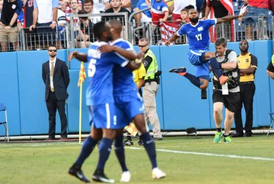 Martinique's Kevin Parsemain (R) celebrates scoring against Nicaragua during a Concacaf Gold Cup Group B match in Nashville, Tennessee, on July 8, 2017. / AFP PHOTO / NICHOLAS KAMM