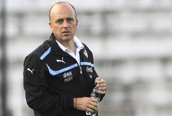 Honduras' coach Fabian Coito gestures during the Qatar 2022 FIFA World Cup Concacaf qualifier football match against Jamaica at the Olimpico Metropolitano stadium in San Pedro Sula, Honduras on October 13, 2021. (Photo by Orlando SIERRA / AFP) (Photo by ORLANDO SIERRA/AFP via Getty Images)