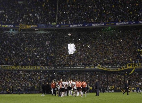 Aficionados de Boca Juniors lanzan gas pimienta a jugadores de River Plate