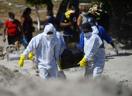 Fotos: En El Salvador cavan tumbas para posibles muertos por coronavirus