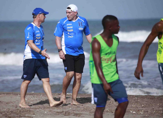 Selección de Honduras entrena en las playas.