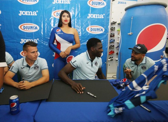 FOTOS: Motagua comparte con su afición antes del duelo contra Olimpia