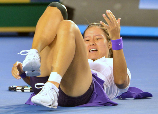 Su majestad Azarenka es la reina de Australia .