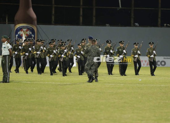 CURIOSAS: Policías en la cancha, pancarta y la acción de recogebalones