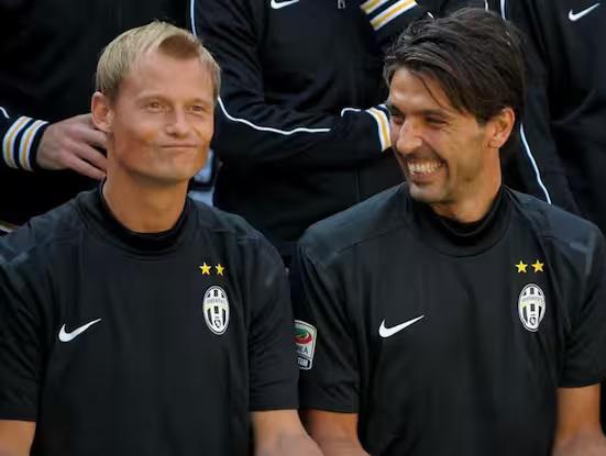 ¡Así quedó el auto! La sensible muerte de futbolista que chocó contra un tren: jugó en Juventus y Buffon le deja duro mensaje