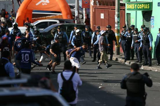 FOTOS: heridos, disparos y el momento de caos que se vivió en el enfrentamiento entre barras de Motagua y Olimpia