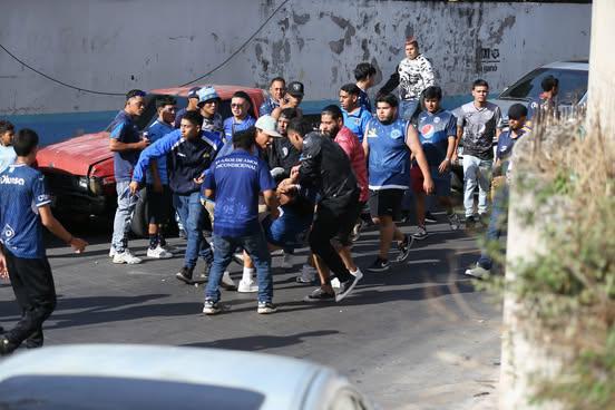 FOTOS: heridos, disparos y el momento de caos que se vivió en el enfrentamiento entre barras de Motagua y Olimpia