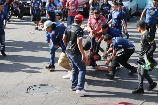 FOTOS: heridos, disparos y el momento de caos que se vivió en el enfrentamiento entre barras de Motagua y Olimpia