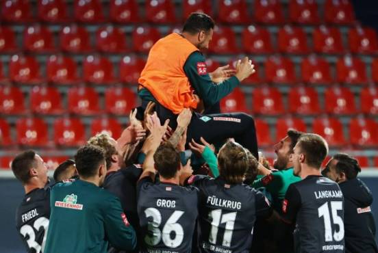 Bremen's Peruvian forward Claudio Pizarro is lifted by teammates after the relegation second leg play-off football match between German second division Bundesliga club FC Heidenheim and First divison Bundesliga club Werder Bremen in Heidenheim, on July 6, 2020. (Photo by KAI PFAFFENBACH / POOL / AFP) / DFL REGULATIONS PROHIBIT ANY USE OF PHOTOGRAPHS AS IMAGE SEQUENCES AND/OR QUASI-VIDEO