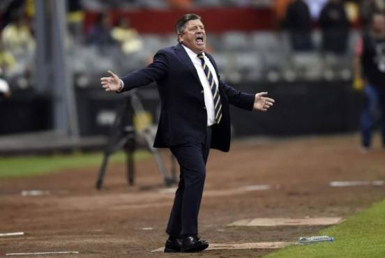 America's coach Miguel Herrera gestures during the CONCACAF Champions League football match between Comunicaciones and America at Azteca Stadium on February 26, 2020 in Mexico City, Mexico. (Photo by ALFREDO ESTRELLA / AFP)